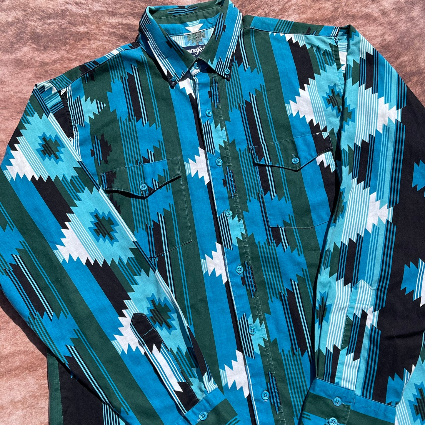 Wrangler Button Up - Large (16 1/2-35)